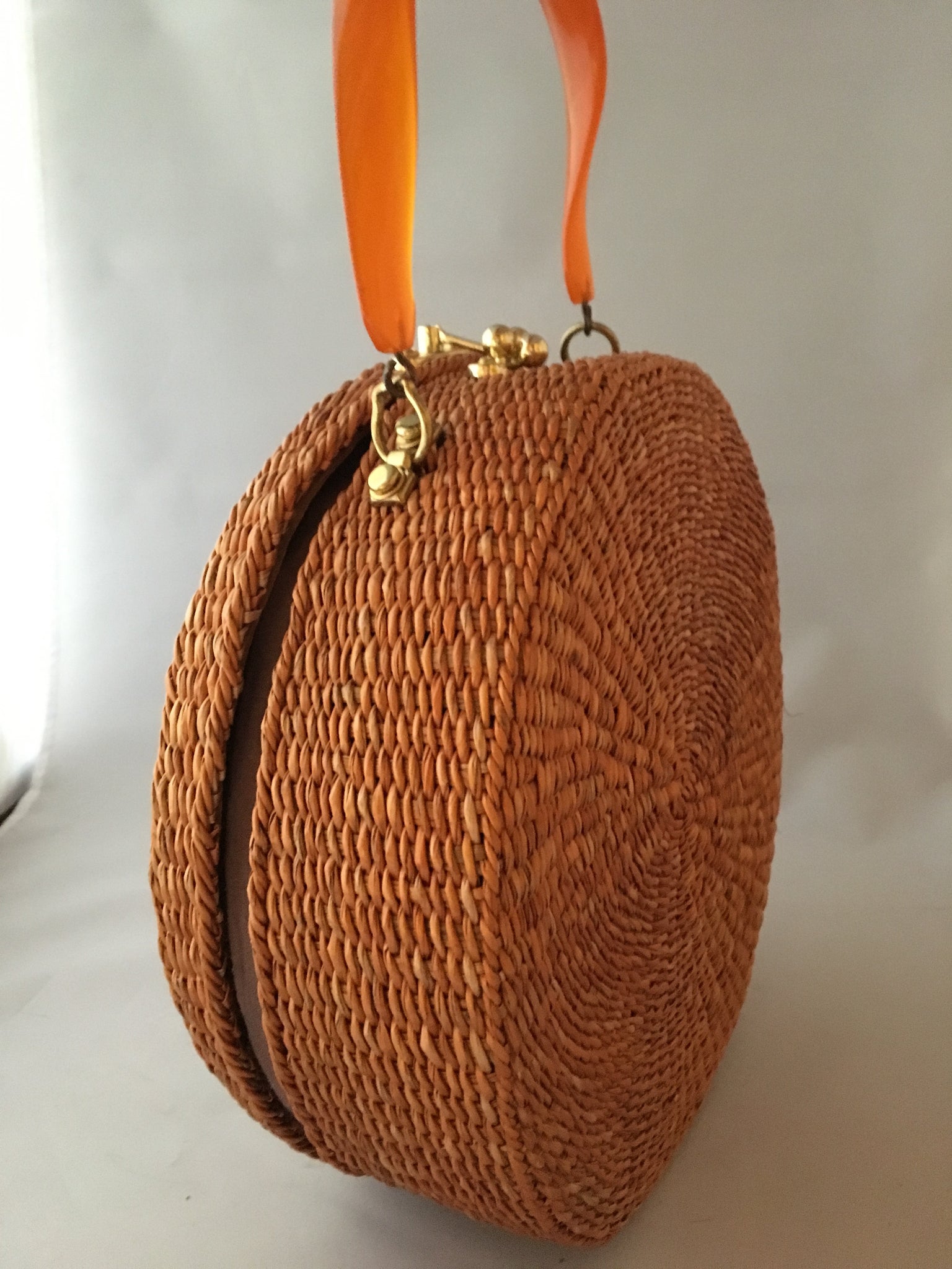 A great horned starfish and other wanna-bees encircle this unusual vintage straw bag. Leather lined with vintage lucite handle.You'll be in the inner circle wherever you take this!  Dimensions - Diameter 10"; Depth 4"; Handle 4"