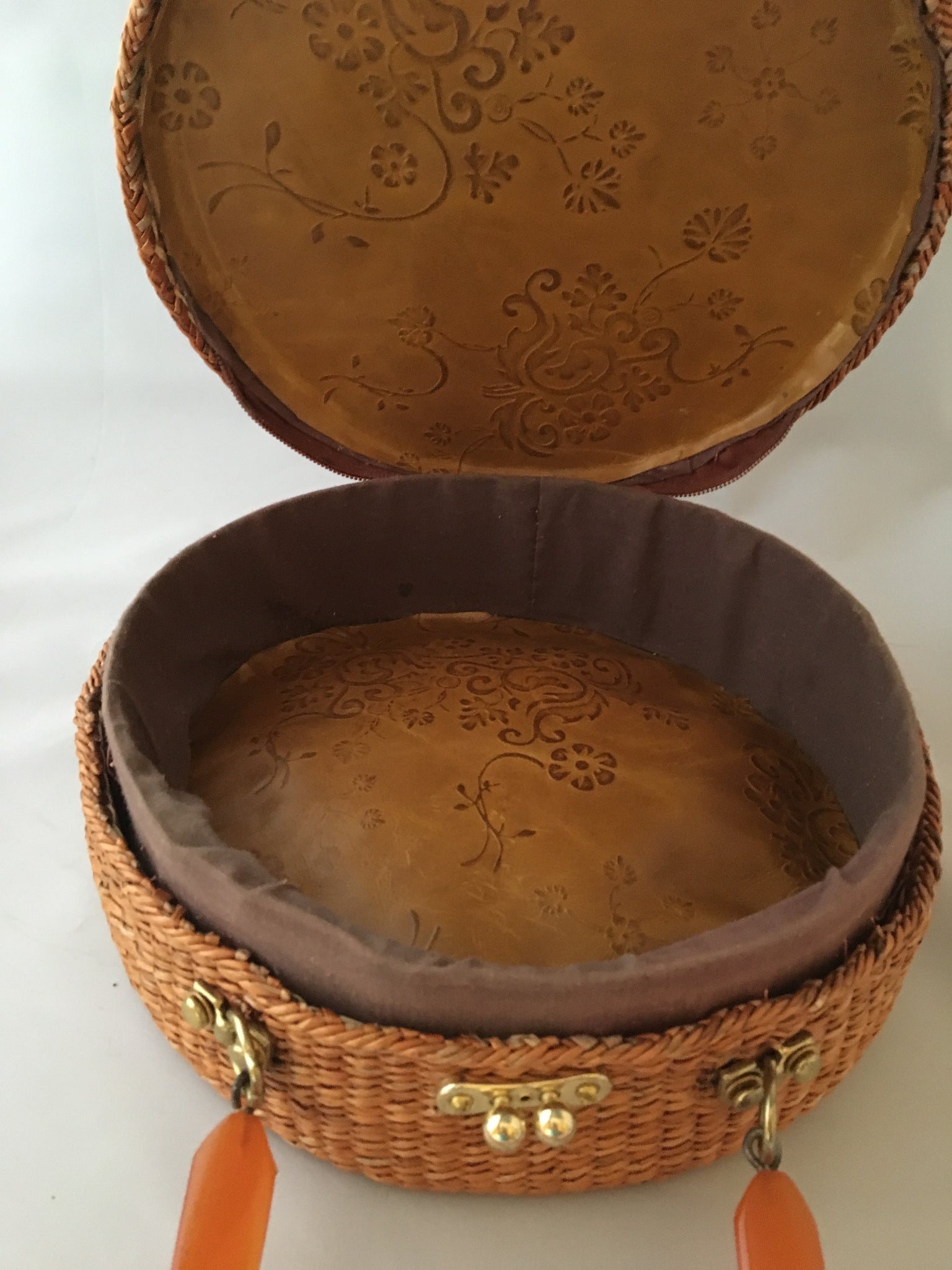 A great horned starfish and other wanna-bees encircle this unusual vintage straw bag. Leather lined with vintage lucite handle.You'll be in the inner circle wherever you take this!  Dimensions - Diameter 10"; Depth 4"; Handle 4"
