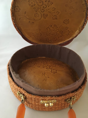 A great horned starfish and other wanna-bees encircle this unusual vintage straw bag. Leather lined with vintage lucite handle.You'll be in the inner circle wherever you take this!  Dimensions - Diameter 10"; Depth 4"; Handle 4"