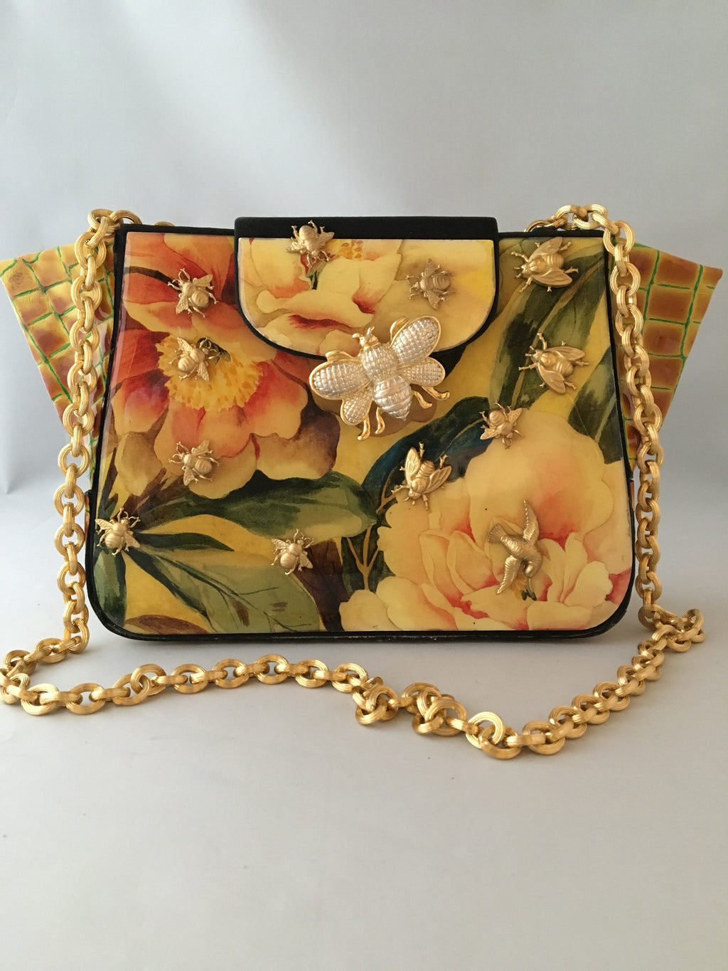 Giraffe and geraniums combine together so well in this art-deco vintage style purse from the 1970s. The vintage golden chain adds to its charm. We especially love how the giraffe print leather forms its unusually prominent gussets.   Dimensions - Height 8"; Width 9"; Depth 4"; Handle 14"