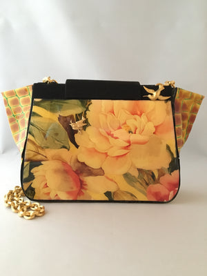 Giraffe and geraniums combine together so well in this art-deco vintage style purse from the 1970s. The vintage golden chain adds to its charm. We especially love how the giraffe print leather forms its unusually prominent gussets.   Dimensions - Height 8"; Width 9"; Depth 4"; Handle 14"